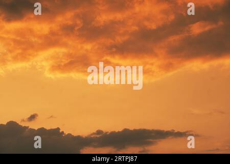 Rajkot, Inde. 14 septembre 2023. Inde Météo : magnifiques couchers de soleil Rajkot explorant la chaleur des cieux colorés. Crédit : Nasirkhan Davi/Alamy Live News Banque D'Images