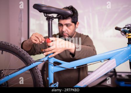 Homme montant un feu arrière de bicyclette Banque D'Images