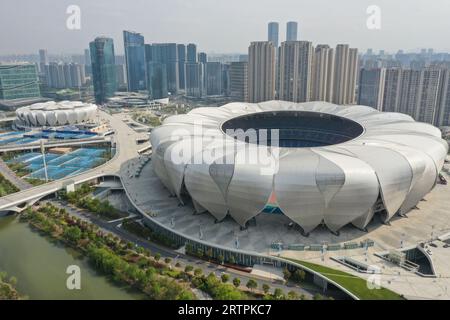 Hangzhou. 30 mars 2022. Cette photo aérienne prise le 30 mars 2022 montre le stade principal (R) et le centre de tennis du Centre olympique de Hangzhou à Hangzhou, dans la province du Zhejiang dans l'est de la Chine. Les 19es Jeux asiatiques se dérouleront à Hangzhou entre septembre 23 et octobre 8, avec un total de 40 sports. Il s’agira des troisièmes Jeux asiatiques organisés en Chine, après Beijing 1990 et Guangzhou 2010. Les Jeux asiatiques très attendus peuvent contribuer à renforcer la popularité de Hangzhou où l’histoire et la modernité coexistent et à promouvoir davantage sa culture. Crédit : Huang Zongzhi/Xinhua/Alamy Live News Banque D'Images