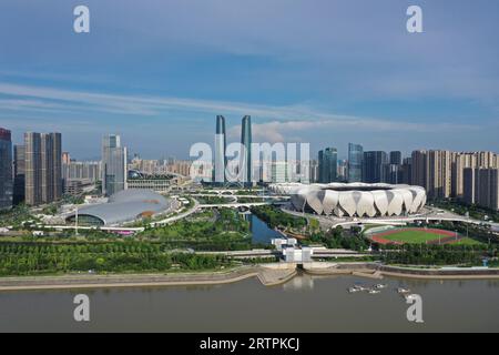 Hangzhou. 28 juin 2023. Cette photo aérienne prise le 28 juin 2023 montre le Centre sportif Olympique de Hangzhou à Hangzhou, dans la province du Zhejiang dans l'est de la Chine. Les 19es Jeux asiatiques se dérouleront à Hangzhou entre septembre 23 et octobre 8, avec un total de 40 sports. Il s’agira des troisièmes Jeux asiatiques organisés en Chine, après Beijing 1990 et Guangzhou 2010. Les Jeux asiatiques très attendus peuvent contribuer à renforcer la popularité de Hangzhou où l’histoire et la modernité coexistent et à promouvoir davantage sa culture. Crédit : Huang Zongzhi/Xinhua/Alamy Live News Banque D'Images