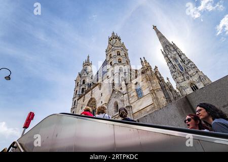 Vienne, Autriche. Vue de certaines personnes qui montent les escaliers mécaniques de la station de métro en face de St. Cathédrale d'Étienne à Stephansplatz. 2023-08-02. Banque D'Images