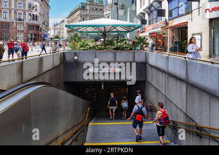 Vienne, Autriche. Vue sur les escaliers et les escaliers mécaniques de la station de métro en face de St. Cathédrale d'Étienne à Stephansplatz. 2023-08-02. Banque D'Images