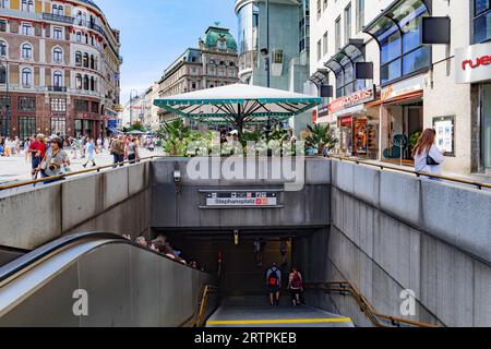 Vienne, Autriche. Vue sur les escaliers et les escaliers mécaniques de la station de métro en face de St. Cathédrale d'Étienne à Stephansplatz. 2023-08-02. Banque D'Images