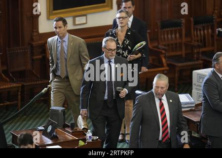 Austin, Texas, États-Unis. 14 septembre 2023. Le sénateur d'État NATHAN JOHNSON, D-Dallas, entre dans la chambre avec d'autres lors de la séance du matin le huitième jour du procès de destitution du procureur général du Texas Ken Paxton au Sénat du Texas le 14 septembre 2023. (Image de crédit : © Bob Daemmrich/ZUMA Press Wire) USAGE ÉDITORIAL SEULEMENT! Non destiné à UN USAGE commercial ! Banque D'Images