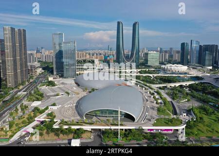 Hangzhou. 28 juin 2023. Cette photo aérienne prise le 28 juin 2023 montre le Centre sportif Olympique de Hangzhou à Hangzhou, dans la province du Zhejiang dans l'est de la Chine. Les 19es Jeux asiatiques se dérouleront à Hangzhou entre septembre 23 et octobre 8, avec un total de 40 sports. Il s’agira des troisièmes Jeux asiatiques organisés en Chine, après Beijing 1990 et Guangzhou 2010. Les Jeux asiatiques très attendus peuvent contribuer à renforcer la popularité de Hangzhou où l’histoire et la modernité coexistent et à promouvoir davantage sa culture. Crédit : Huang Zongzhi/Xinhua/Alamy Live News Banque D'Images