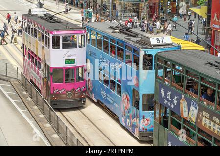 Vieux trams de Hong Kong dans le centre de la route à Causeway Bay sur une journée ensoleillée. Hong Kong - 28 août 2023 Banque D'Images