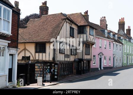 Rue avec maisons colorées et librairie. Lewes County Town East sussex Angleterre Banque D'Images