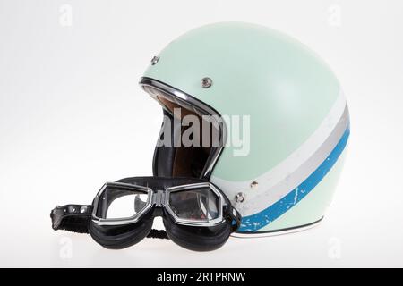 Casque de moto bleu néo rétro avec lunettes rétro vintage Banque D'Images