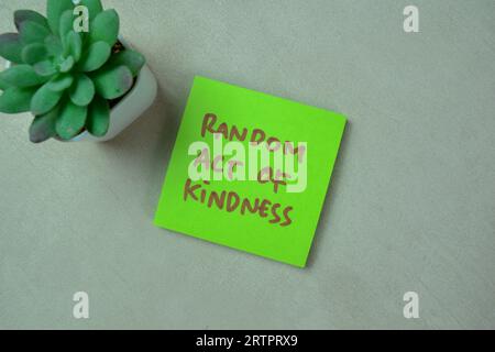 Concept de Random Act of Kindess écrire sur des notes autocollantes isolées sur une table en bois. Banque D'Images