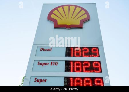 Stralsund, Allemagne. 14 septembre 2023. Sur un tableau de prix d'une station-service, la différence de prix entre le diesel et l'essence Super E10 n'est que de zéro centimes d'euro. Crédit : Stefan Sauer/dpa/Alamy Live News Banque D'Images