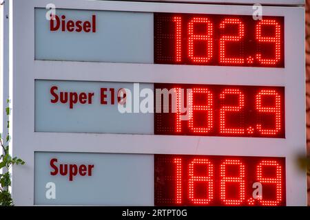 Stralsund, Allemagne. 14 septembre 2023. Sur un tableau de prix d'une station-service, la différence de prix entre le diesel et l'essence Super E10 n'est que de zéro centimes d'euro. Crédit : Stefan Sauer/dpa/Alamy Live News Banque D'Images