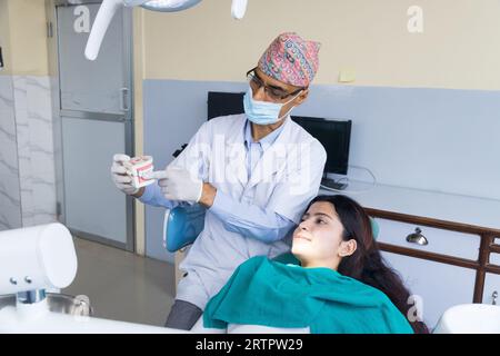 Katmandou, Népal - 02 septembre 2023 : Un dentiste népalais soignant son patient dans un hôpital dentaire Banque D'Images