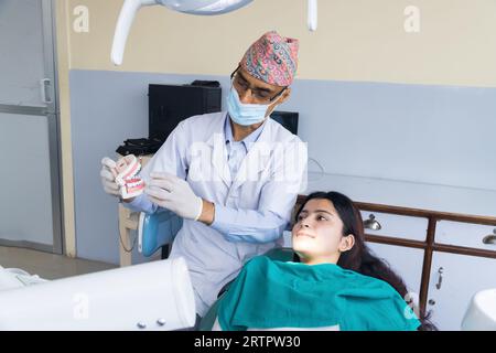 Katmandou, Népal - 02 septembre 2023 : Un dentiste népalais soignant son patient dans un hôpital dentaire Banque D'Images