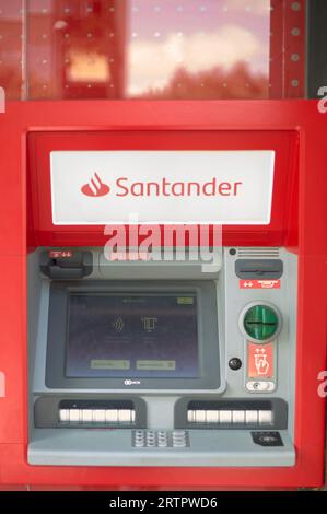 Viladecans, Espagne - 14 septembre 2023 : guichet automatique de la banque Santander avec sa publicité à l'extérieur du bureau de la banque. Banque D'Images