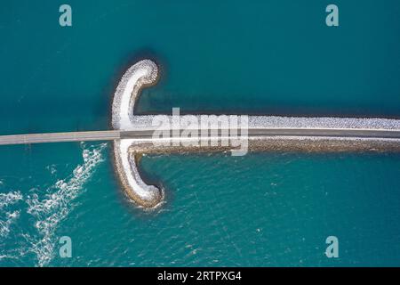 Vue aérienne sur le pont Sword en hiver, pont routier sur Kolgrafafjörður au nord de la péninsule de Snæfellsnes, ouest de l'Islande Banque D'Images