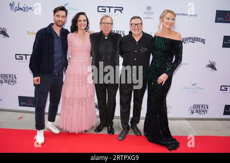 (De gauche à droite) Dyfan Dwyfor, Leanne Best, Timothy Spall, Ian Puleston-Davies et Terri Dwyer qui assistent à la première de Bolan's Shoes at FACT à Liverpool. Date de la photo : jeudi 14 septembre 2023. Banque D'Images