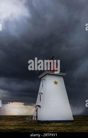 Phare du cap Egmont, Île-du-Prince-Édouard, Canada, Î.-P.-É., alors qu’un nuage de tempête s’approchait du détroit de Northumberland. Banque D'Images