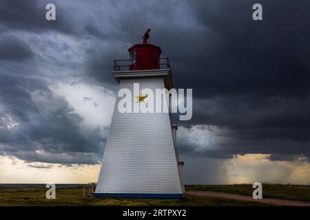 Phare du cap Egmont, Île-du-Prince-Édouard, Canada, Î.-P.-É., alors qu’un nuage de tempête s’approchait du détroit de Northumberland. Banque D'Images