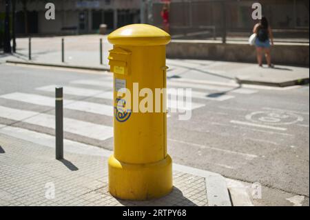 Viladecans, Espagne - 14 septembre 2023 : boîte aux lettres jaune pour l'envoi de lettres de la société publique espagnole Correos y tel egrafos, située à Banque D'Images