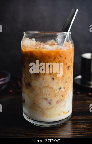 Café au yaourt vietnamien (Sua Chua Cafe ou Cà Phê Sữa) : un verre de café vietnamien glacé avec du yaourt filtré avec une cuillère et un filtre phin Banque D'Images