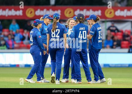 Leicester, Royaume-Uni. 14 septembre 2023. L'anglaise Charlie Dean O (3e caméra à droite) célèbre avec ses coéquipiers lors du 3e match de Metro Bank ODI Series entre les femmes anglaises et les femmes sri lankaises au Uptonsteel County Ground, Grace Road, Leicester, Angleterre, le 14 septembre 2023. Photo de Stuart Leggett. Usage éditorial uniquement, licence requise pour un usage commercial. Aucune utilisation dans les Paris, les jeux ou les publications d'un seul club/ligue/joueur. Crédit : UK Sports pics Ltd/Alamy Live News Banque D'Images