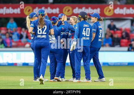 Leicester, Royaume-Uni. 14 septembre 2023. L'anglaise Charlie Dean (3e à droite) célèbre avec ses coéquipiers lors du 3e match de la Metro Bank ODI Series entre les England Women et les Sri Lanka Women au Uptonsteel County Ground, Grace Road, Leicester, Angleterre le 14 septembre 2023. Photo de Stuart Leggett. Usage éditorial uniquement, licence requise pour un usage commercial. Aucune utilisation dans les Paris, les jeux ou les publications d'un seul club/ligue/joueur. Crédit : UK Sports pics Ltd/Alamy Live News Banque D'Images