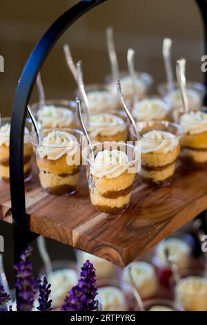 Mini-tasses de cheesecake à la réception de mariage Banque D'Images