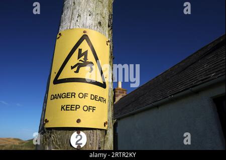 POTEAU ÉLECTRIQUE EN BOIS AVEC PANNEAU « DANGER DE MORT », PANNEAUX D'AVERTISSEMENT DE DANGERS, ETC. ROYAUME-UNI Banque D'Images