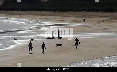 PROMENEURS APPRÉCIANT FRASERBURGH BEACH DANS L'ABERDEENSHIRE ECOSSE ROYAUME-UNI RE VACANCES PLAISIR PROMENEURS DE CHIENS ENSOLEILLÉS EXERCICE SANTÉ MENTALE SABLE DE MER ETC Banque D'Images
