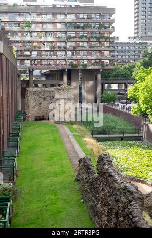 Vue verticale du mur romain de Londres reste 13th C Bastion 12, douves et Barbican Estate appartements abritant des appartements dans la ville de Londres UK KATHY DEWITT Banque D'Images