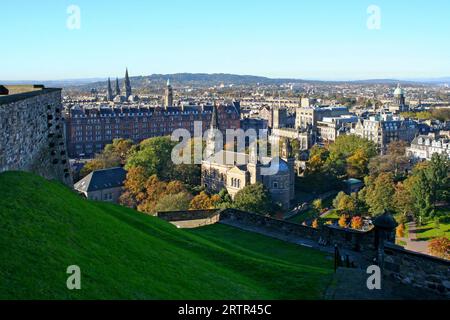 Paysage urbain d'Edimbourg du haut des jardins de Princes Street avec Bellow, l'église paroissiale de St Cuthbert, le St. John's Episcopal Church et le W. Banque D'Images