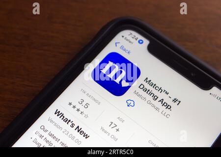 Vancouver, CANADA - septembre 4 2023 : application Match (Match.com) vue dans l'App Store sur l'écran de l'iPhone. Match est un service de rencontres en ligne appartenant à Match Group. Banque D'Images