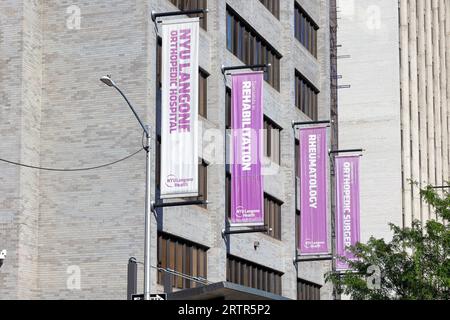 Signalisation pour NYU Langone Orthopedic Hospital, 301 E 17th St, New York City dans le quartier de Gramercy à Manhattan. Banque D'Images