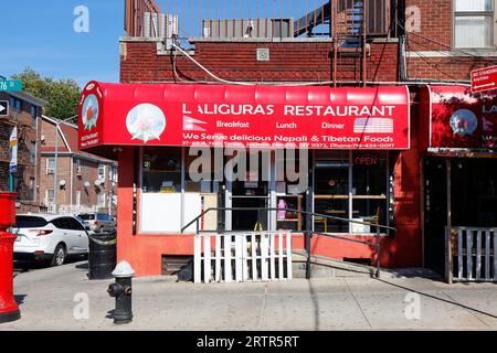 Restaurant Laliguras, 37-63 76th St, Queens, New York. Photo de la vitrine de New York d'un restaurant népalais et tibétain dans le quartier de Jackson Heights Banque D'Images