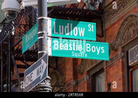 Signalisation pour Beastie Boys Square à l'angle de Rivington St et Ludlow St dans le Lower East Side de Manhattan, New York Banque D'Images