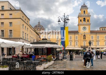 Place Giuseppe Garibaldi avec kiosque à journaux, dôme du sanctuaire de Sainte Marie de la Steccata et palais du gouverneur, Parme, Emilie-Romagne Banque D'Images