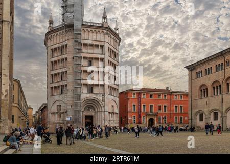 Piazza del Duomo avec le baptistère de la cathédrale de Parme (1196-1270), Palazzo dalla Rosa Prati (13e siècle) et le palais épiscopal (1055), Parme Banque D'Images