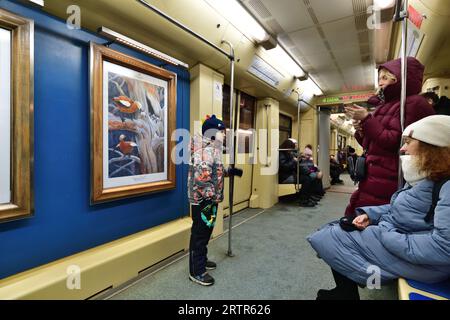 Moscou, Russie -26 déc. 2021. Aquarelle - nom train avec des peintures dans le métro de Moscou Banque D'Images