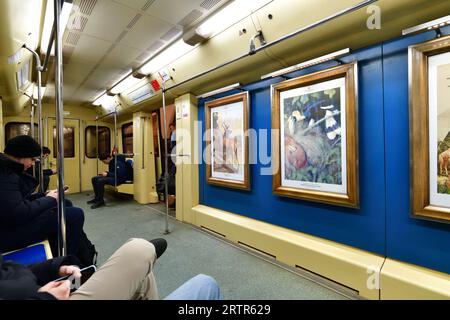 Moscou, Russie -26 déc. 2021. Aquarelle - nom train avec des peintures dans le métro de Moscou Banque D'Images