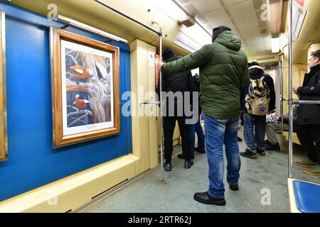 Moscou, Russie -26 déc. 2021. Aquarelle - nom train avec des peintures dans le métro de Moscou Banque D'Images