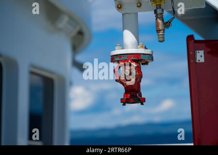 Bouche d'incendie rouge sur un ferry Banque D'Images