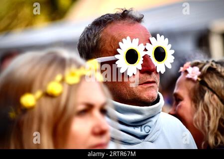 Une foule immense profite de la musique live au Hardwick Festival 2023. Crédit : James Hind/Alamy stock photo. Banque D'Images