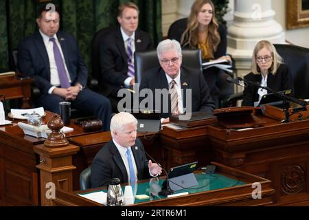 Austin Texas États-Unis, 14 septembre 2023 : AUSTIN KINGHORN, un haut fonctionnaire au bureau du procureur général, témoigne pour la défense au cours de la séance du matin le huitième jour du procès de destitution du procureur général du Texas Ken Paxton au Sénat du Texas. Le lieutenant-gouverneur du Texas Dan Patrick, juge du procès, est assis au-dessus et à droite du témoin. Crédit : Bob Daemmrich/Alamy Live News Banque D'Images