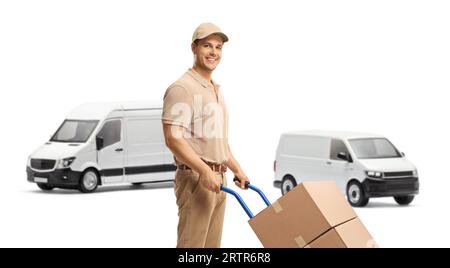 Livreur avec un camion de main et des boîtes près des fourgons de transport isolé sur fond blanc Banque D'Images