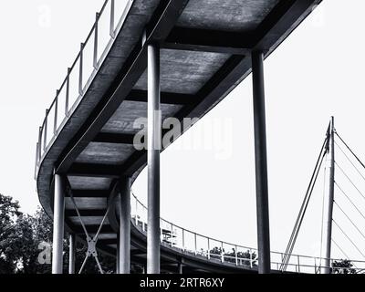 Photo abstraite en noir et blanc d'une partie du pont suspendu de Sassnitz sur l'île de Ruegen, Allemagne Banque D'Images