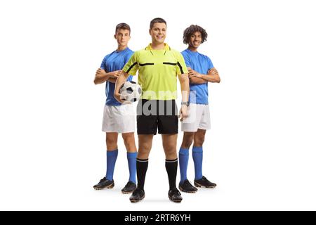 Joueurs de football et un arbitre posant ensemble isolés sur fond blanc Banque D'Images