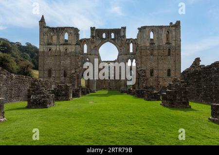 abbaye de rievaulx nord du yorkshire de l'ouest montrant les restes de la tour et du sud transept jour ensoleillé pas de gens Banque D'Images