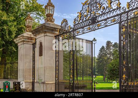 Portes d'entrée au parc Mary Stevens à Stourbridge, Worcestershire, Royaume-Uni. Banque D'Images