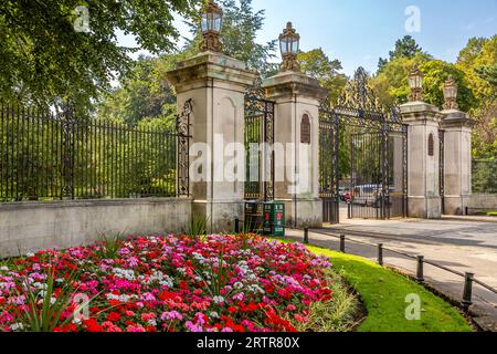 Portes d'entrée au parc Mary Stevens à Stourbridge, Worcestershire, Royaume-Uni. Banque D'Images