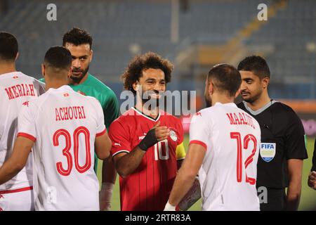 Égypte, le Caire - 12 septembre 2023 - Mohamed Salah, d'Égypte, et Ali Maaloul, de Tunisie, lors d'un match amical international entre l'Égypte et la Tunisie à Banque D'Images